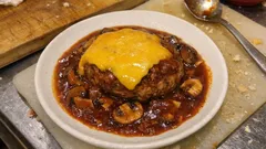 レンジ玉ねぎで失敗しにくい、とろけるチーズの煮込みハンバーグ（赤ワイン香る濃厚ソース）