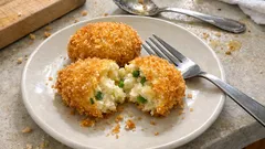 小麦粉なしでサクサク！新玉ねぎの甘みで軽やかに仕上がるポテトコロッケ