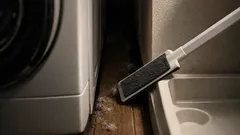 100均で隙間掃除が激ラクに セリアのスキマワイパーを外れにくくする裏ワザ