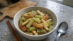 炒めてから煮るだけで味しみよく：油揚げとさつま揚げ入り ふきの煮物