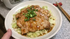 重ねて蒸し焼き10分。味噌×塩麹でふっくら豚ロースとキャベツ