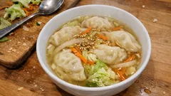 冷凍水餃子でぱぱっと満足：野菜たっぷり鶏ガラスープの作り方（仕上げはごま油）