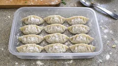 手作り餃子の冷凍、くっつかないコツは片栗粉—焼く日がラクになる保存法