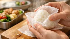 熱々ご飯でも手が熱くない、おにぎりはクッキングシートで握るのが正解