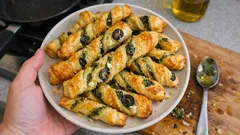 ねじるだけで華やか。市販パイで作るリコッタ＆ペストのクリスマススティック（バストンチーニ）