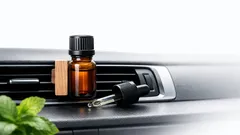 木のクリップと精油で車内のこもり臭対策、香りが強すぎないアロマ術