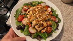 鶏むね肉を薄切りでさっと焼く—甘酸っぱアグロ風フィレのサラダ仕立て