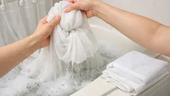 カーテンの臭いとくすみを一掃する洗い方 40℃つけ置きで時短リセット