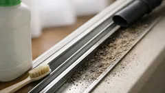 窓サッシ掃除は10分で終わる、砂埃を泥にしない4ステップ