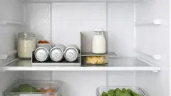 100均ブックスタンドで冷蔵庫収納が激変、棚にも仕切りにもなるじゃない使い方